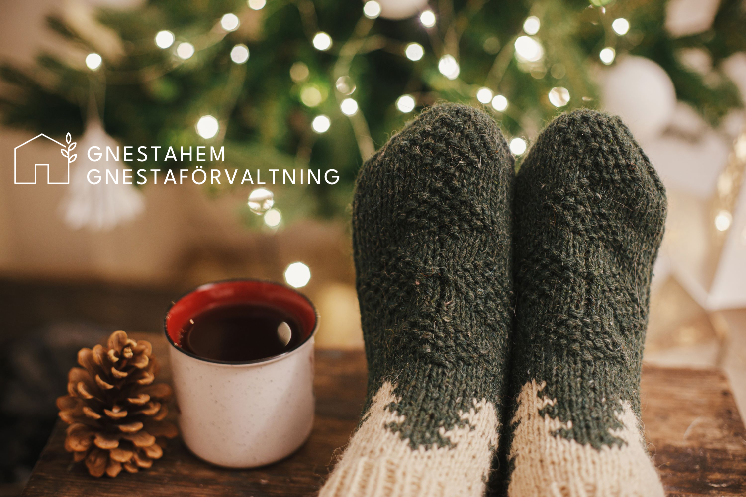 Bild på två fötter som har raggsockor på sig och bredvid står en kopp kaffe och en kotte
