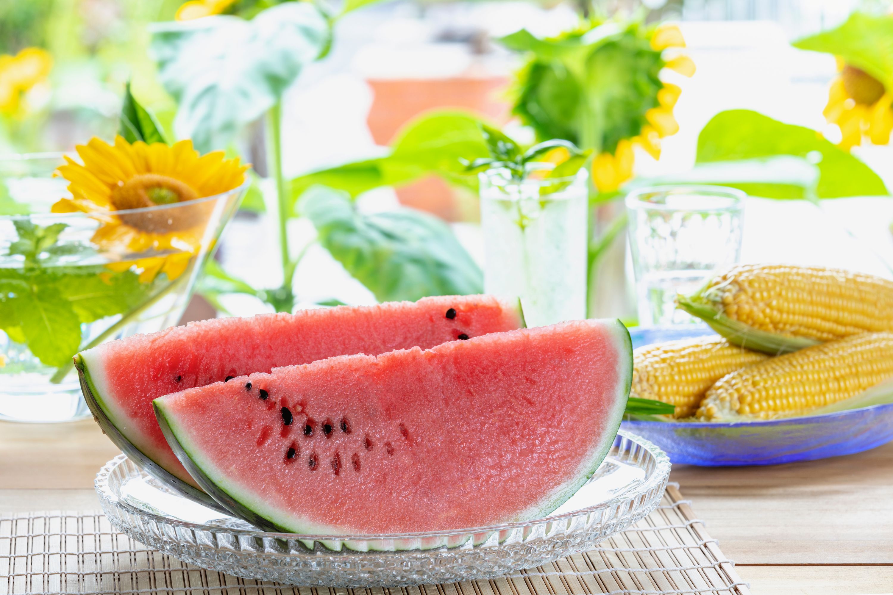 Bild på vattenmelon som står på ett bort med blommor