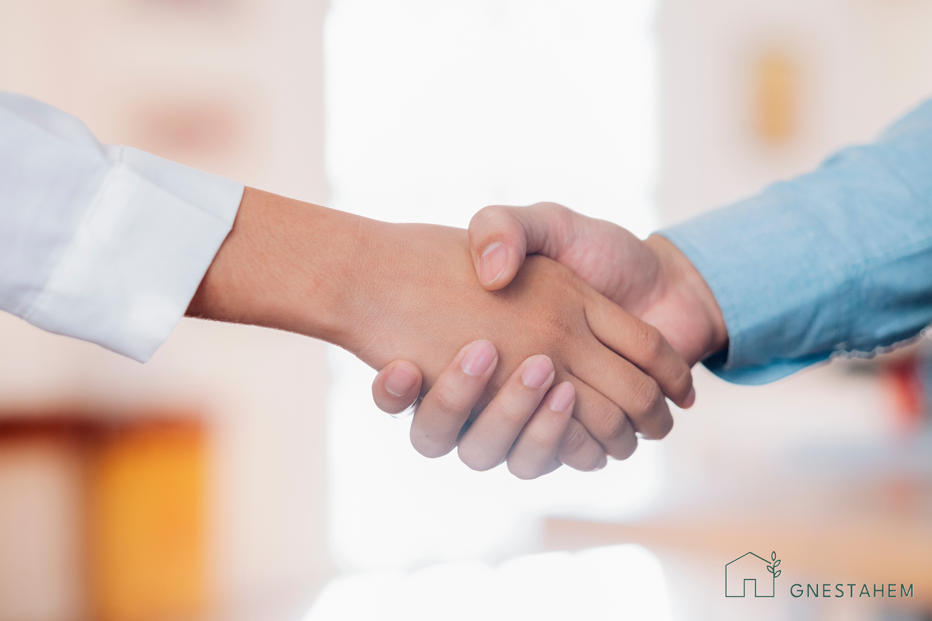 Bild på två händer som skakar hand