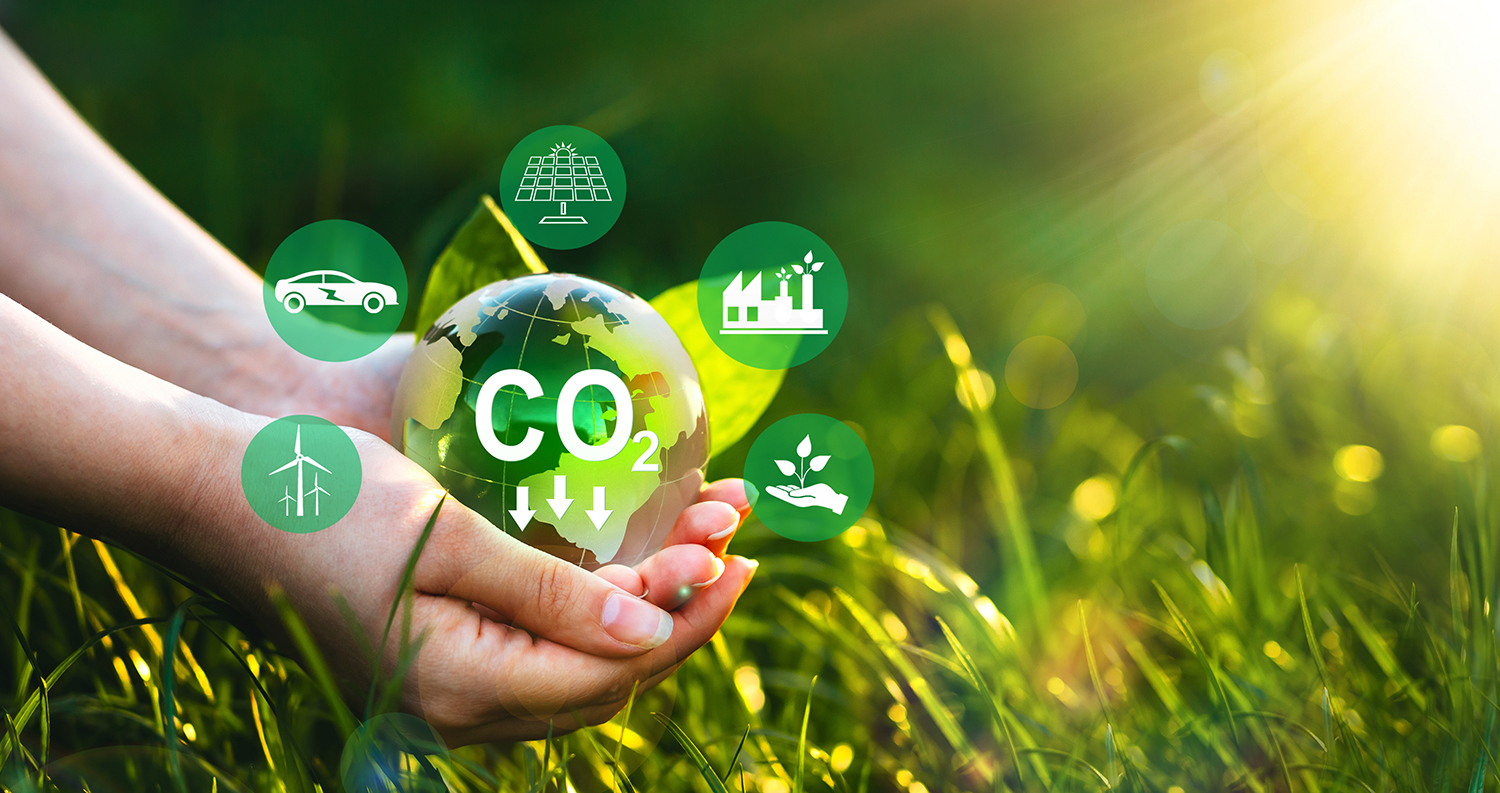 Bild på ett par händer som håller i en rund bubbla med text CO2