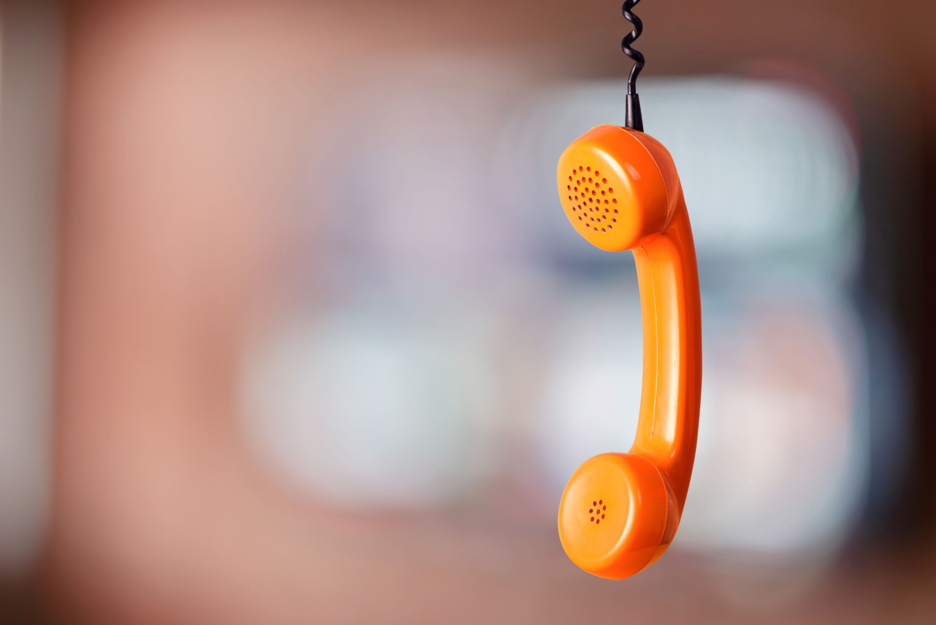 Bild på en orange telefonlur
